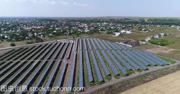 太陽(yáng)能電站、 太陽(yáng)能電池板,太陽(yáng)能電池板,頂視圖,鳥瞰到太陽(yáng)能發(fā)電設(shè)備、 工業(yè)背景對(duì)可再生資源主題、 電站、 頂視圖的行的全景視圖