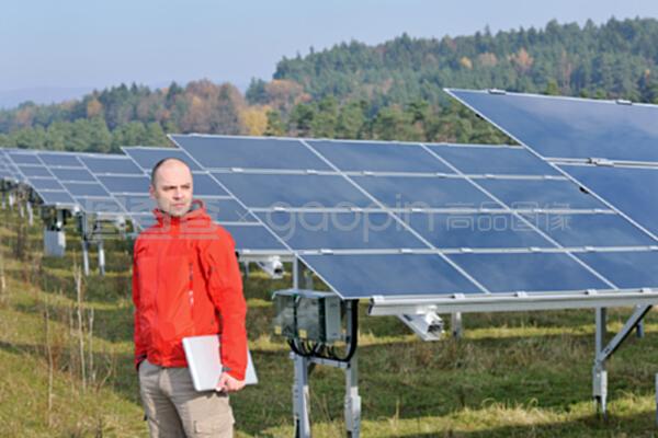 在太陽(yáng)能電池板工廠使用筆記本電腦的工程師